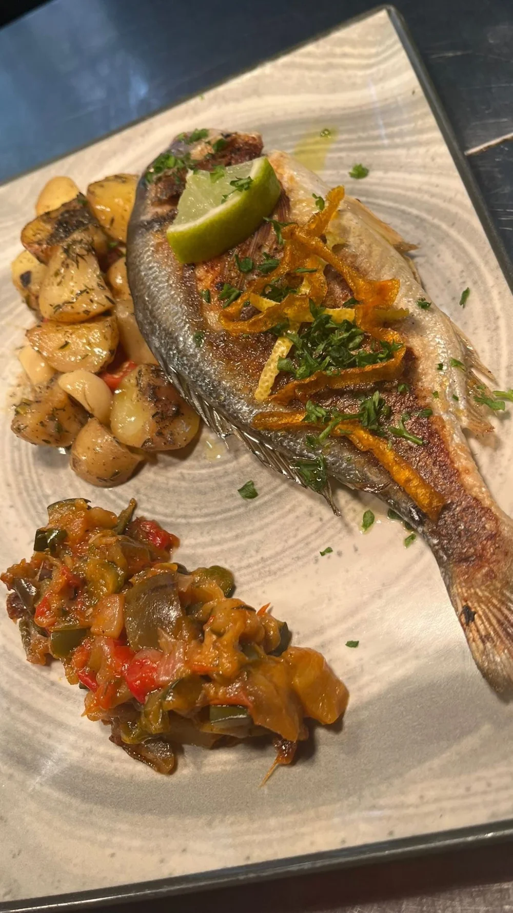 Daurade entière à la plancha, légumes et pommes de terre