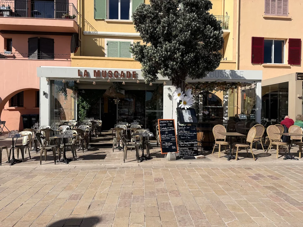 La devanture de La Muscade et sa terrasse sur le quai