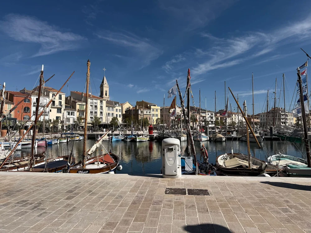 Le port de Sanary et ses pointus, vus depuis le quai