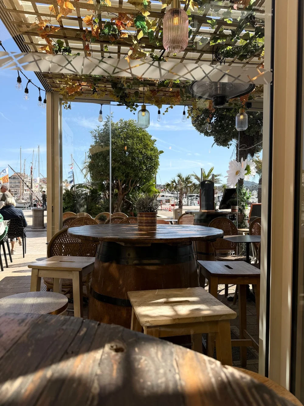 La terrasse de L'Embuscade sous la treille