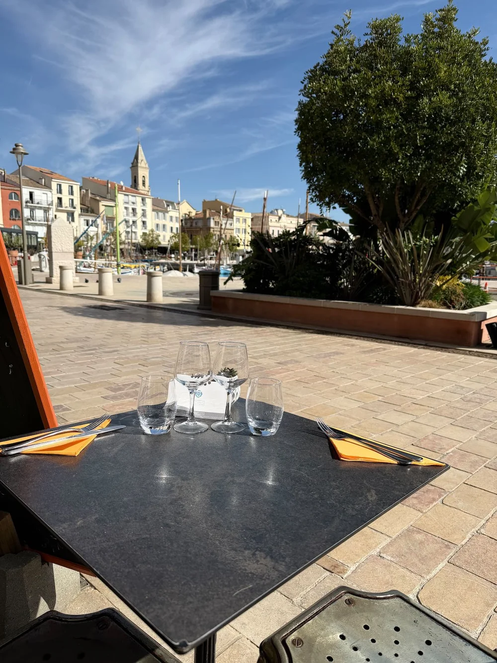 Une table de la terrasse, avec le port au fond